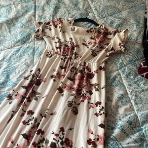 Very comfortable very cute only worn once maternity dress